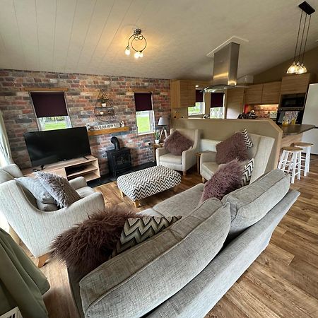 Luxury Lakeside Lodge L1 With Hot Tub Situated At Tattershall Lakes Country Park Exterior foto