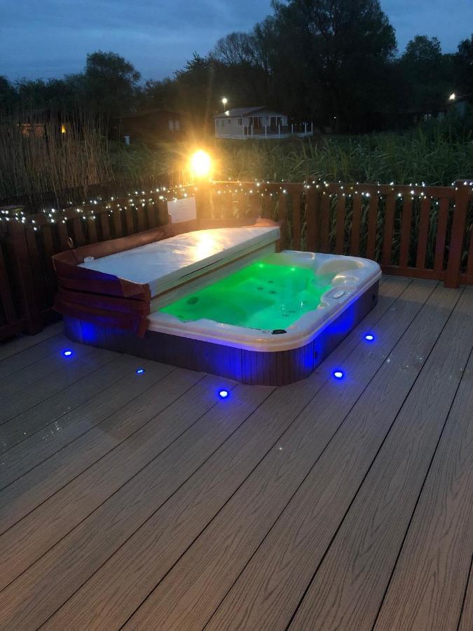 Luxury Lakeside Lodge L1 With Hot Tub Situated At Tattershall Lakes Country Park Exterior foto