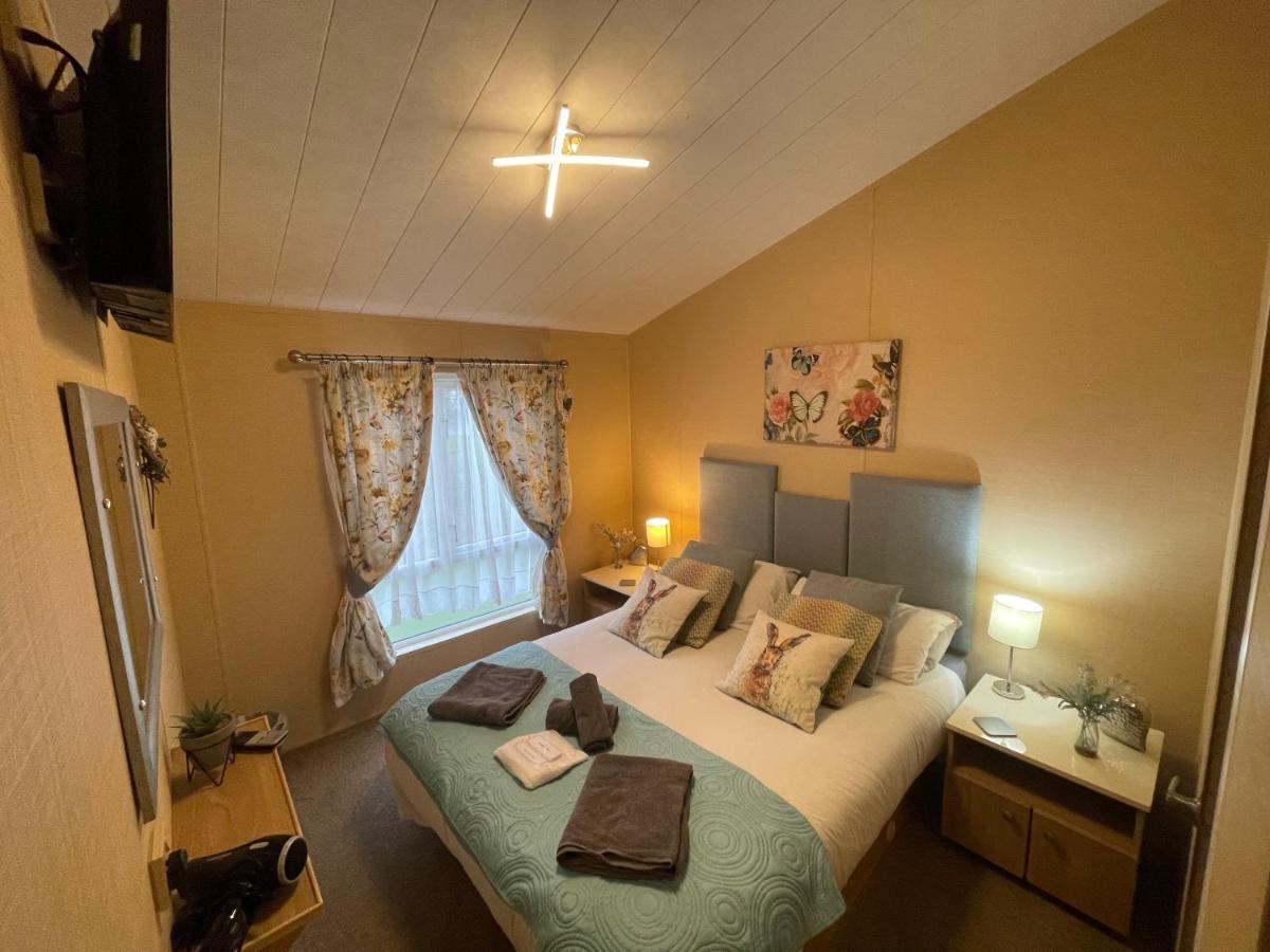 Luxury Lakeside Lodge L1 With Hot Tub Situated At Tattershall Lakes Country Park Exterior foto